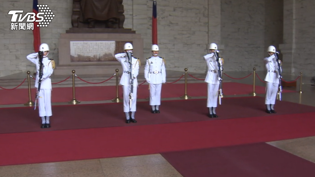 Taiwan shifts honor guard duties at Chiang Kai-shek memorial (TVBS News)