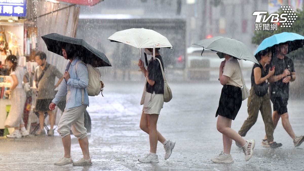 Showers hit Yilan, Hualien coasts amid southwest winds (TVBS News)
