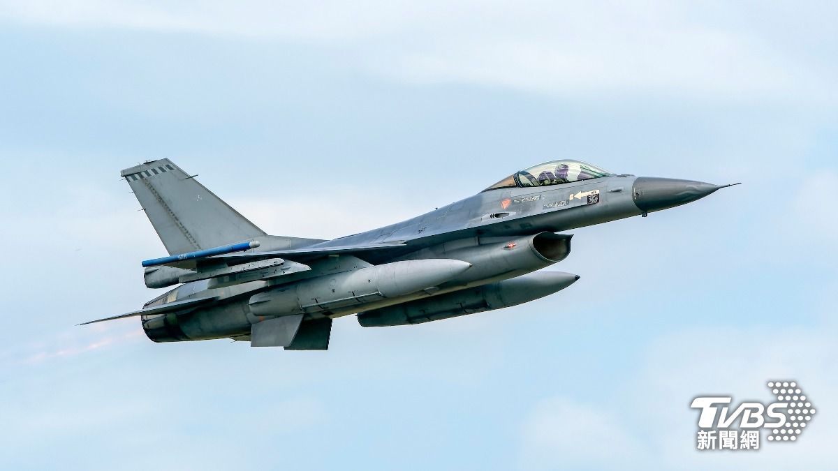 Taiwan detects 15 PLA aircraft, 11 naval vessels near strait (Shutterstock)