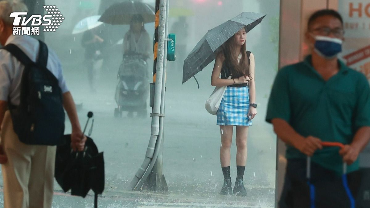 Songshan Airport halts operations amid severe thunderstorms (TVBS News)