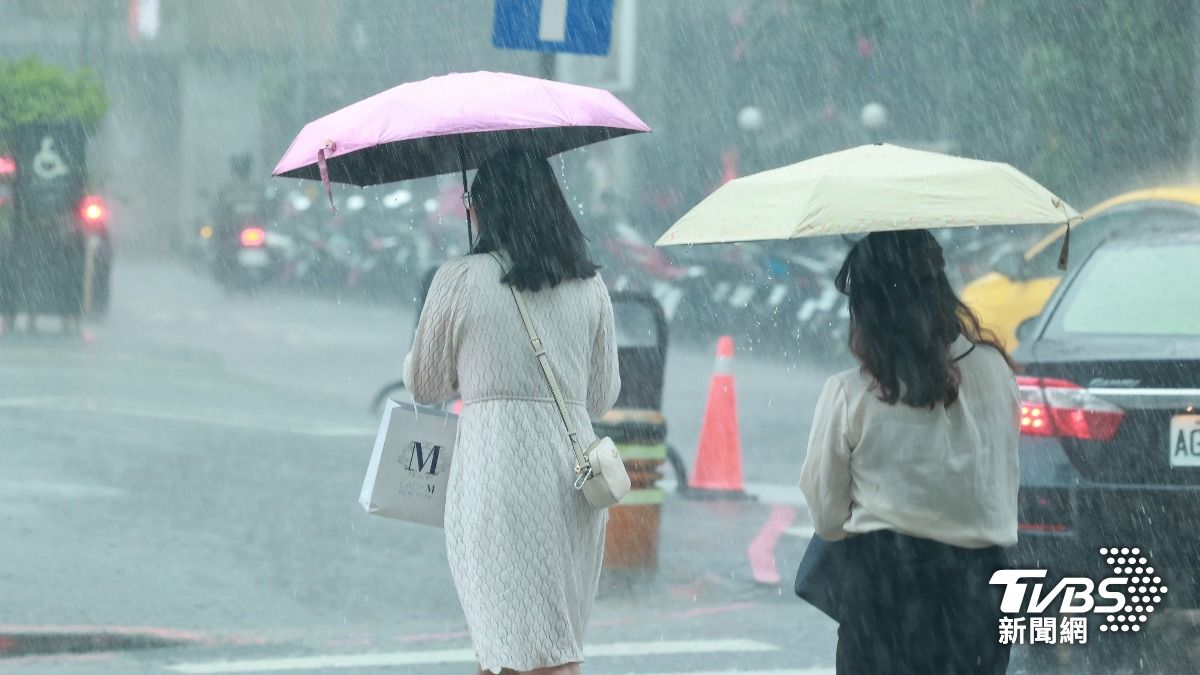 Typhoon Krathon weakens, heavy rain alerts issued (TVBS News)