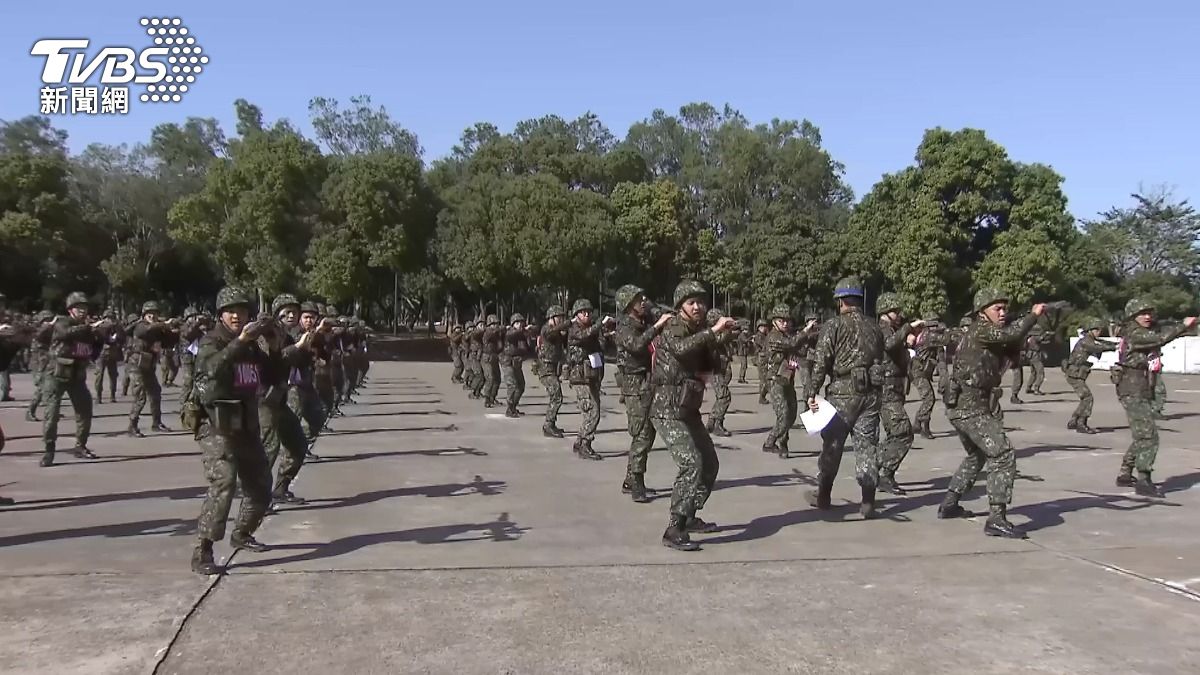 Defense minister backs shift to close-quarters combat (TVBS News)