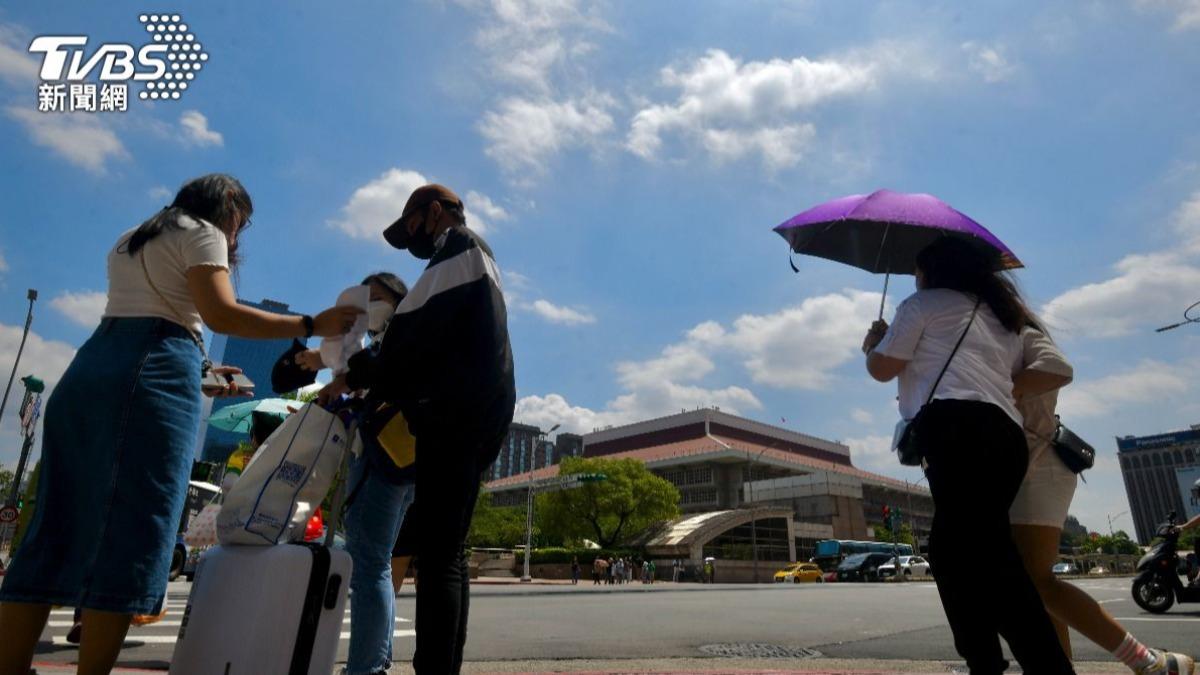 High-temperature alerts issued for 17 Taiwanese areas (TVBS News)