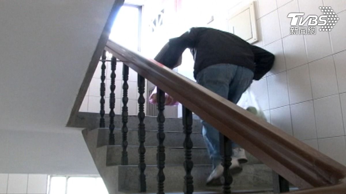 Older people in Taiwan struggle with homes lacking elevators