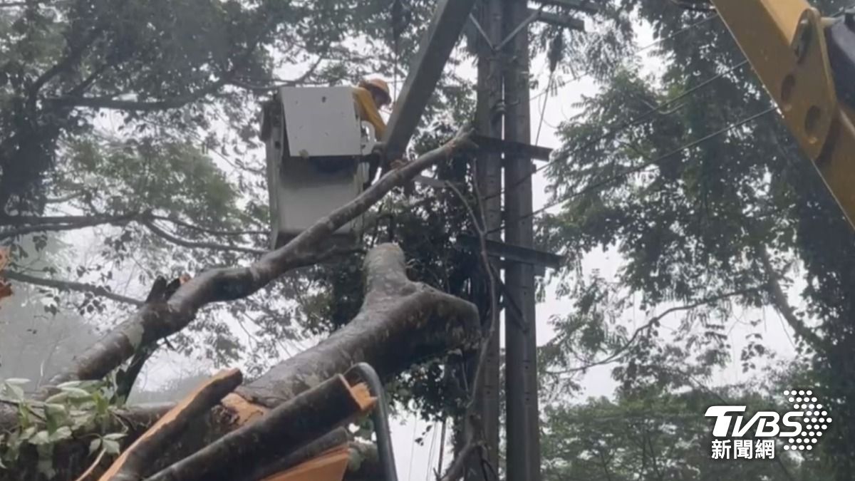 Typhoon Gaemi leaves nearly 500,000 without power in Taiwan (TVBS News)