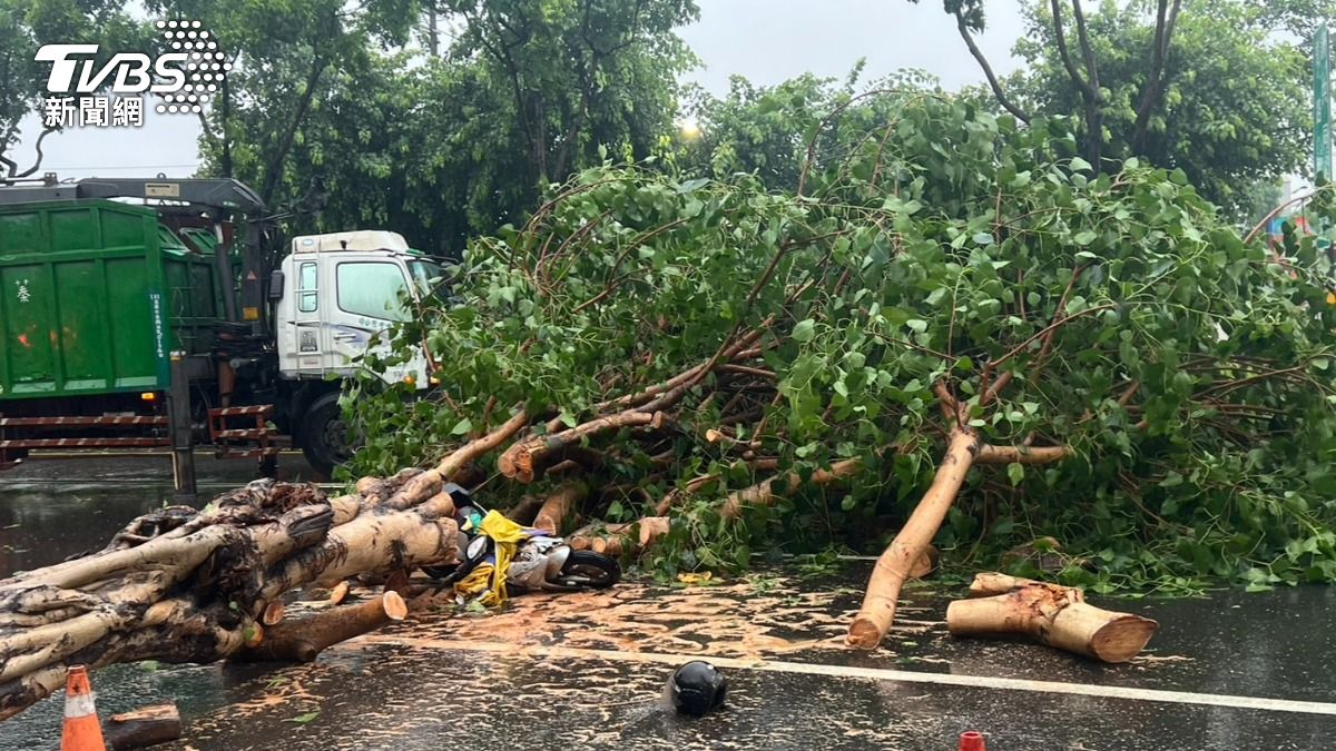 Typhoon Gaemi causes fatal accident in Kaohsiung (TVBS News)