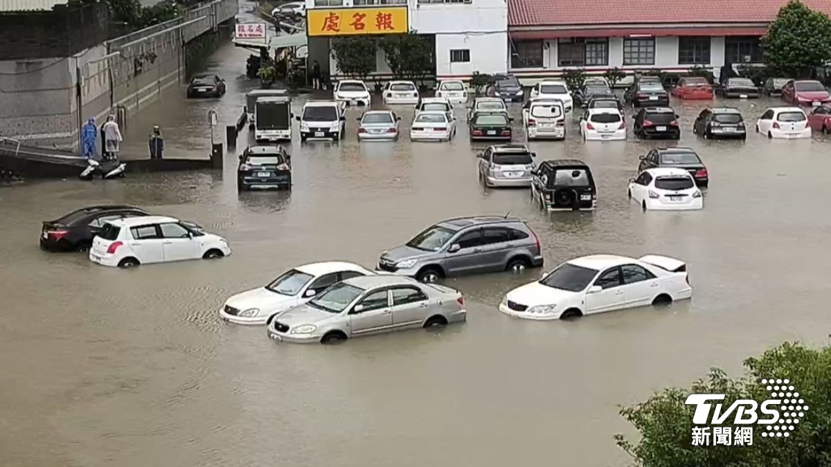 Nantou County battles floods, fallen trees after typhoon (TVBS News)
