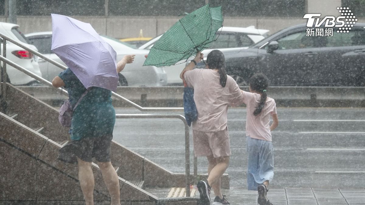 Former legislator cites heavy losses from typhoon day-off (TVBS News)