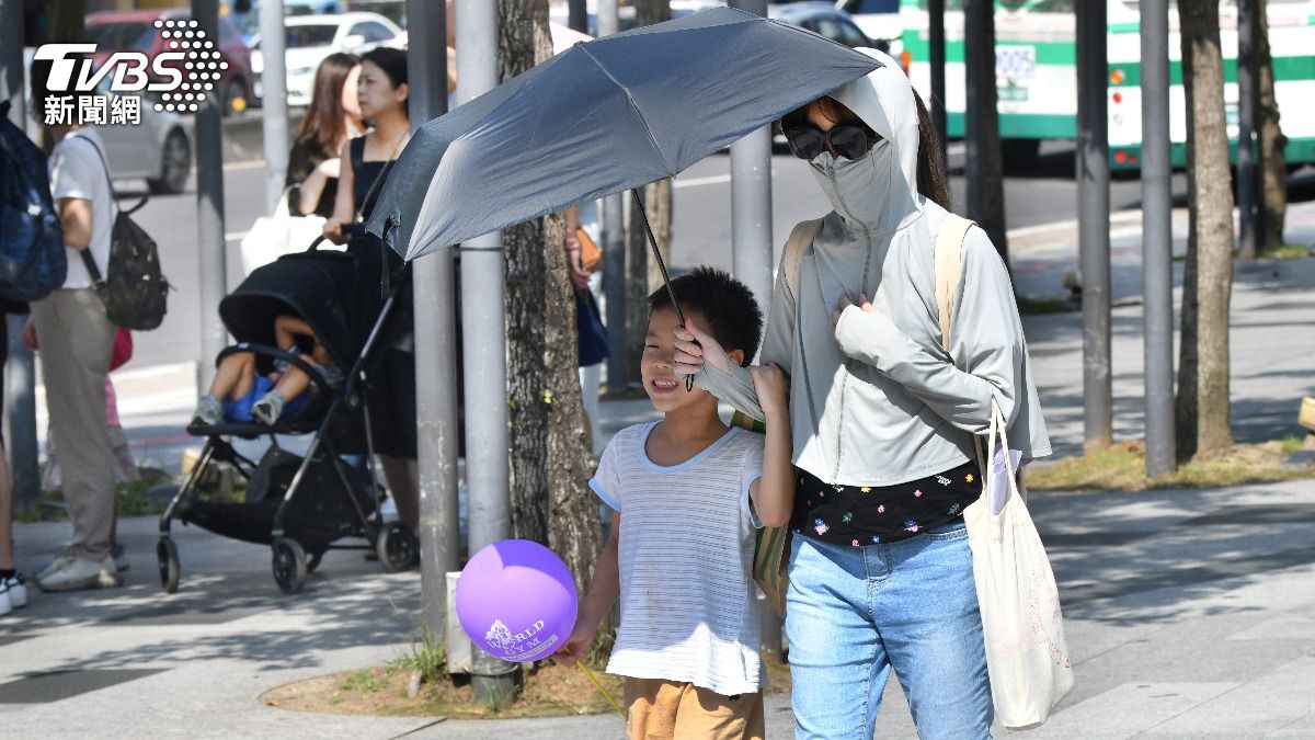 High-temperature alerts issued for 12 Taiwan areas (TVBS News)
