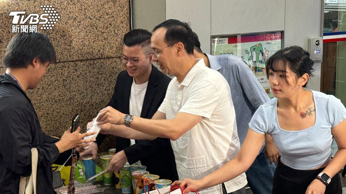 KMT chair celebrates Olympic win with fried chicken giveaway (TVBS News)