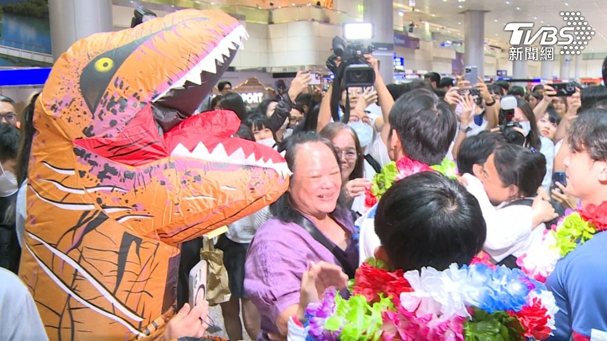 Taiwanese athletes welcomed home by fans after competitions
