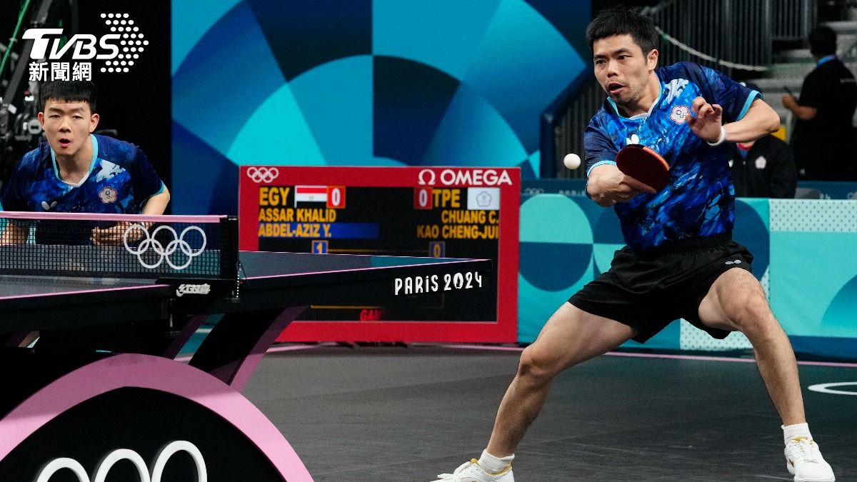 Harimoto honors Taiwan’s Chuang with handshake, deep bow (TPG PHOTO)