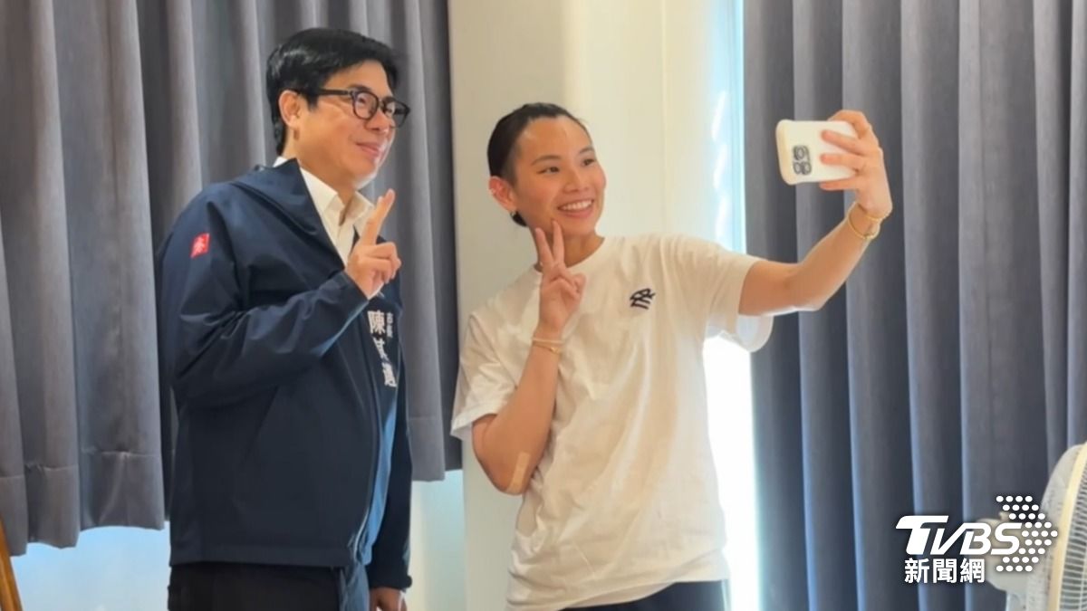 Kaohsiung mayor welcomes Tai Tzu-ying with rice balls (TVBS News)