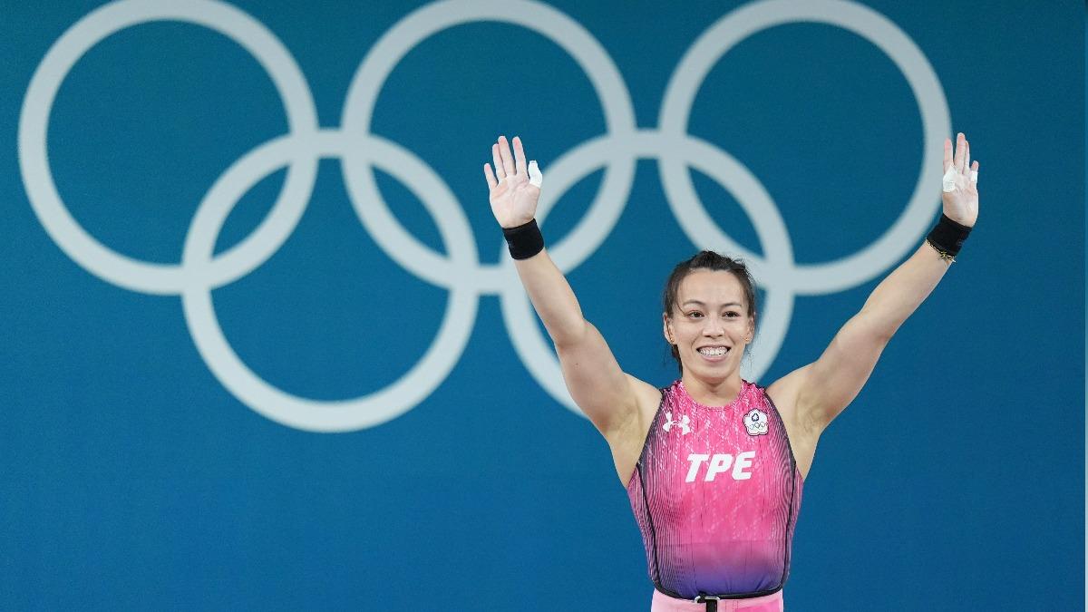 Weightlifter Kuo Hsing-chun battles injury for Olympic medal