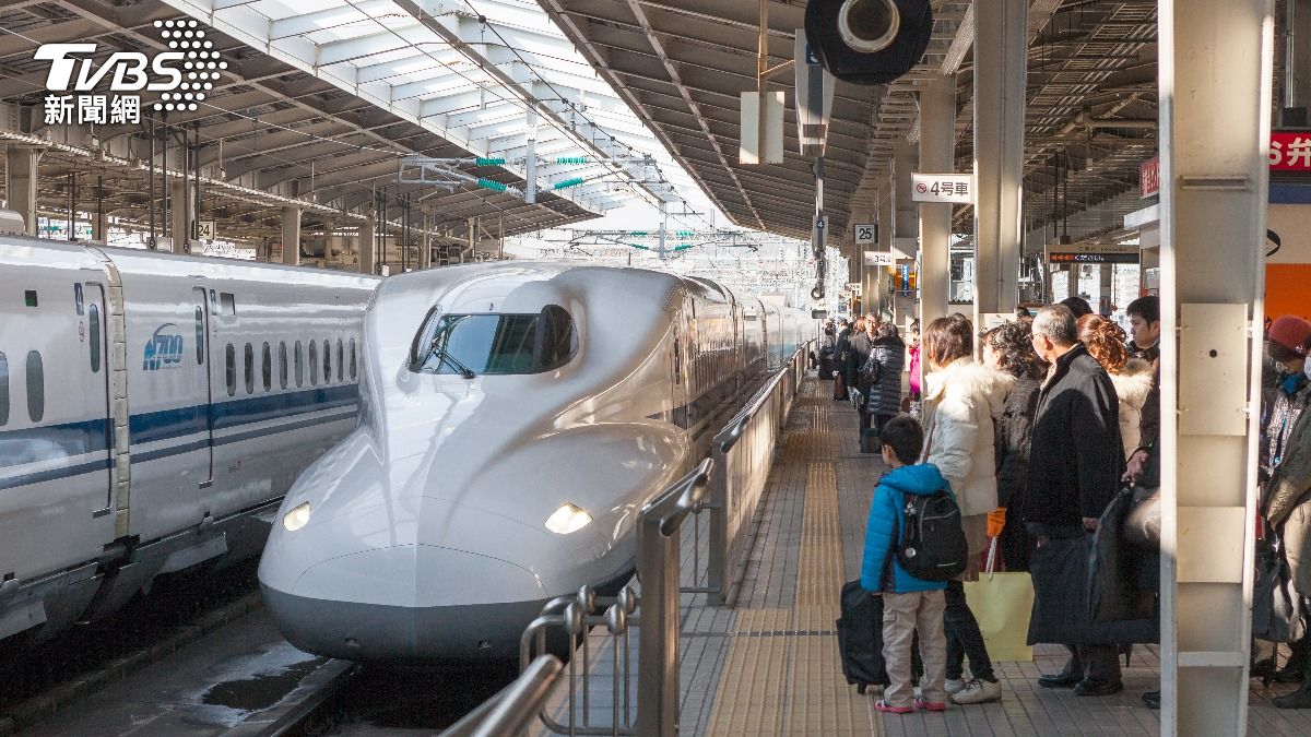 JR Central, West to suspend trains as Typhoon Shanshan nears (Shutterstock)