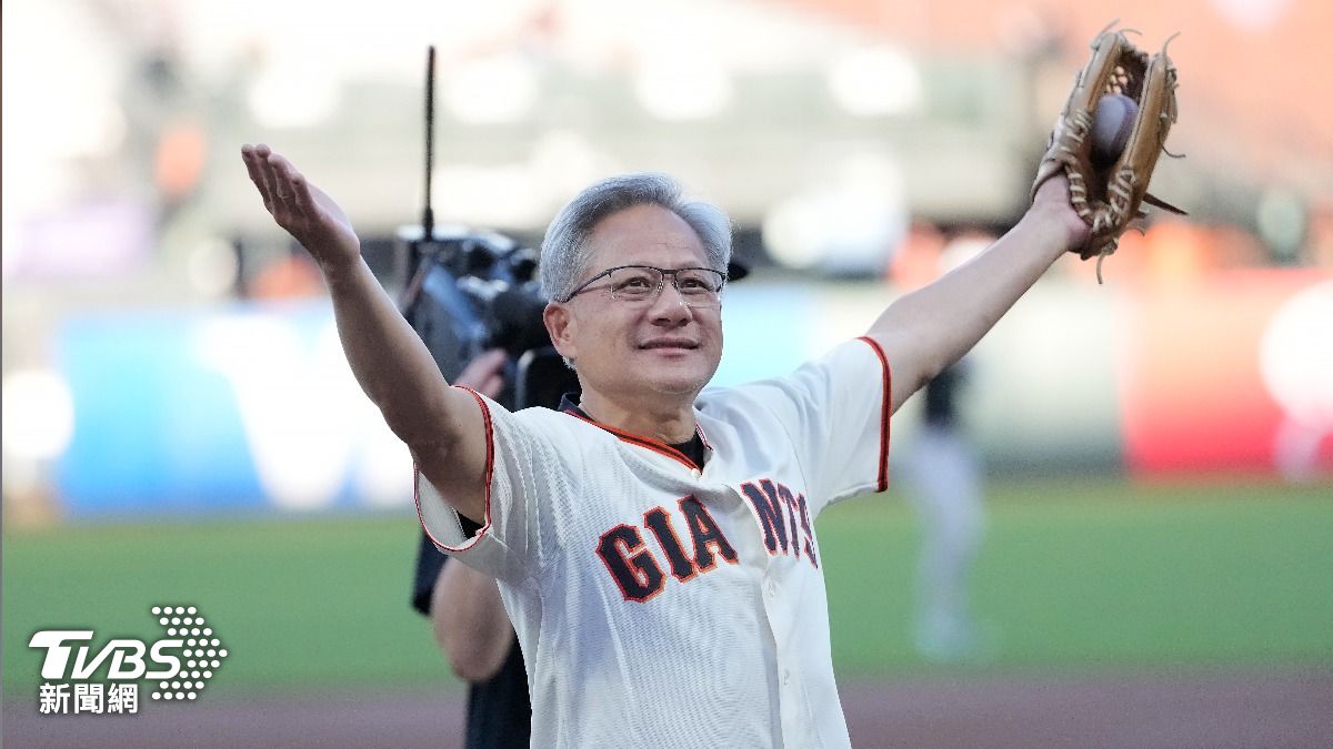 NVIDIA CEO throws first pitch at ’Taiwan Heritage Night’ (TPG PHOTO)