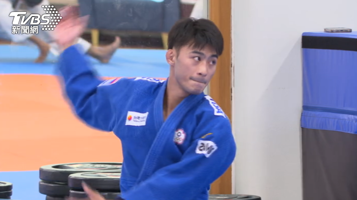 Olympic medalist Yang visits Taichung school judo team (TVBS News)