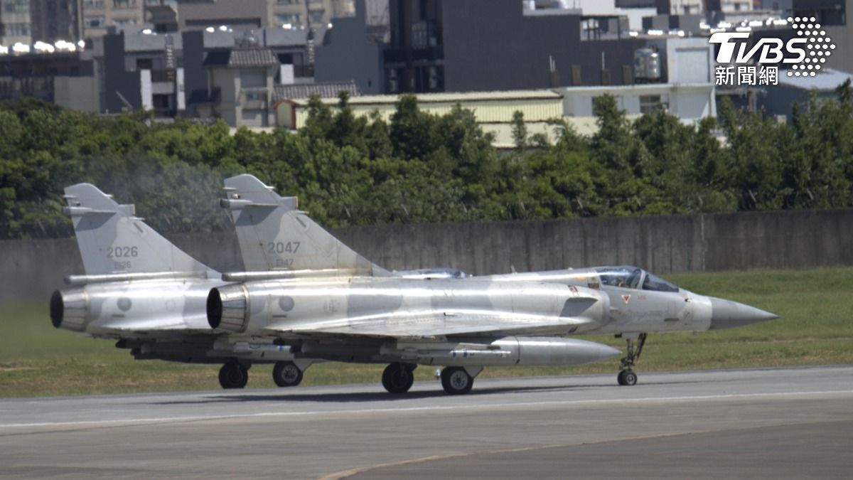 Pilot safe after Mirage-2000 crashes into sea during night training drill (TVBS News)
