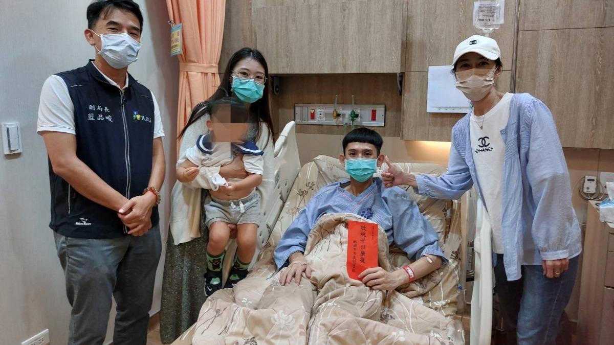 Fighter jet pilot Hsieh Pei-hsun leaves hospital (Courtesy of TYCG)