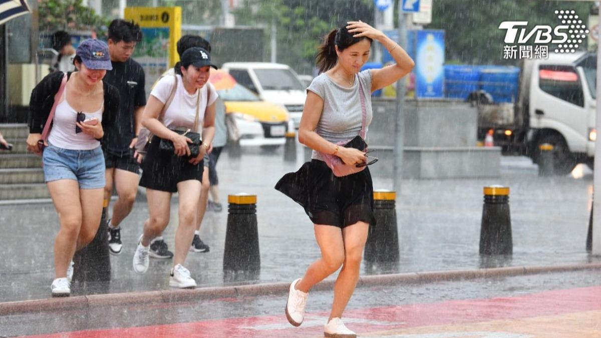 CWA forecasts showers, thunderstorms across Taiwan (TVBS News)