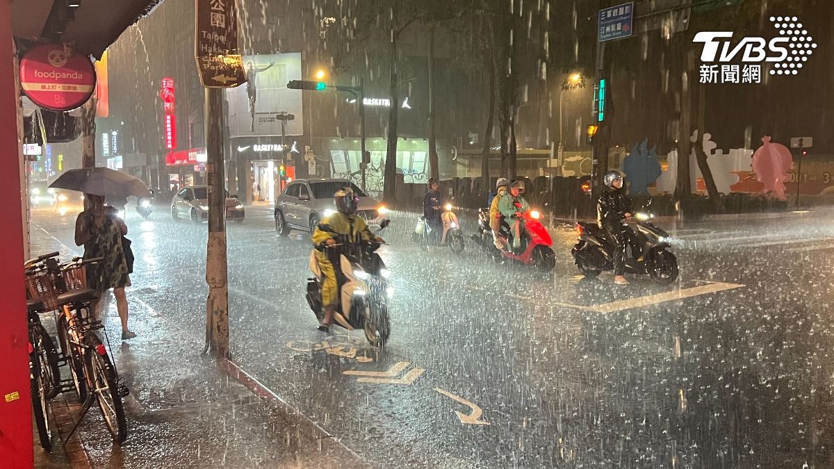 Taiwan braces for potential Typhoon Jebi this weekend (TVBS News)