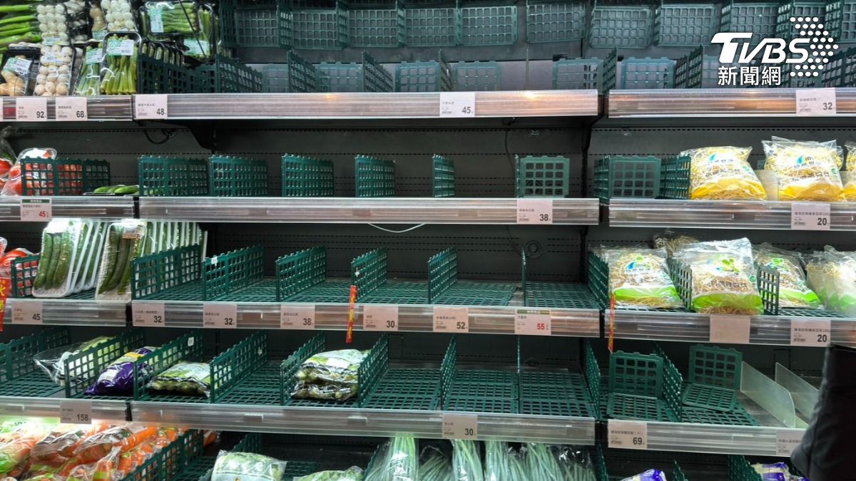 Supermarkets emptied as Typhoon Krathon approaches Taiwan (TVBS News)