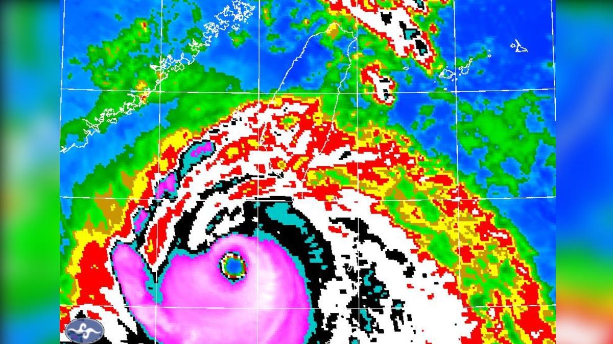 CWA warns of 17-grade gusts as Typhoon Krathon nears (Courtesy of CWA)