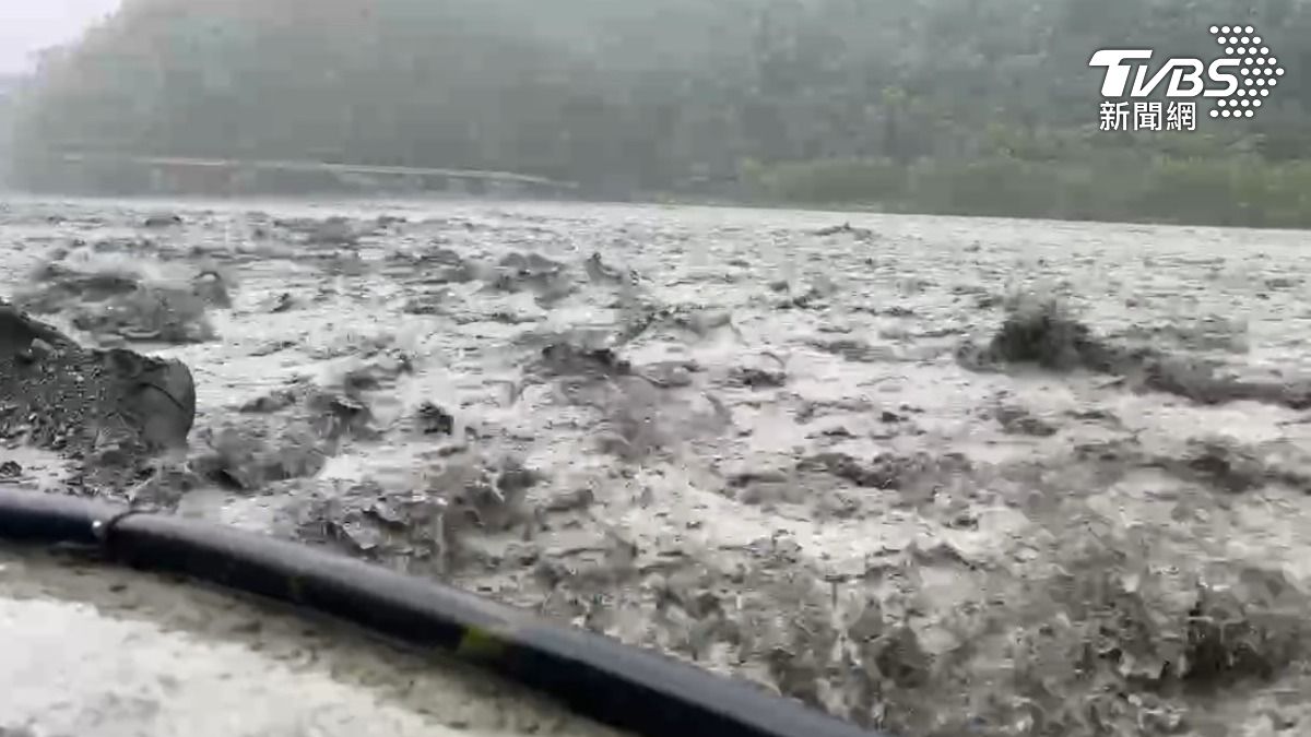Rivers in Taitung surge as Typhoon Krathon nears (TVBS News)