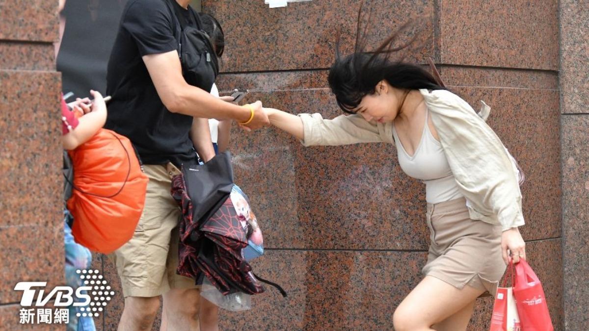 Taiwan braces for heavy rain from Trami (TVBS News)