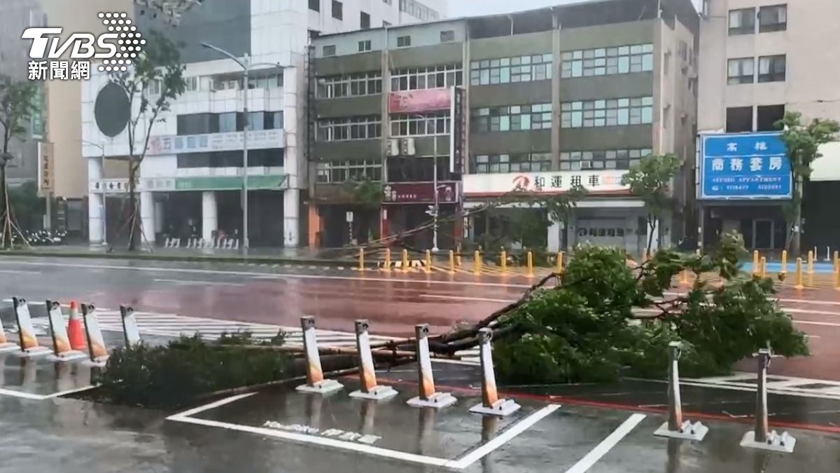 Typhoon Krathon claims two lives, two missing in Taiwan (TVBS News)