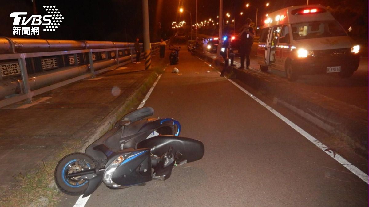 Typhoon Krathon injures seven in Taichung City (TVBS News)