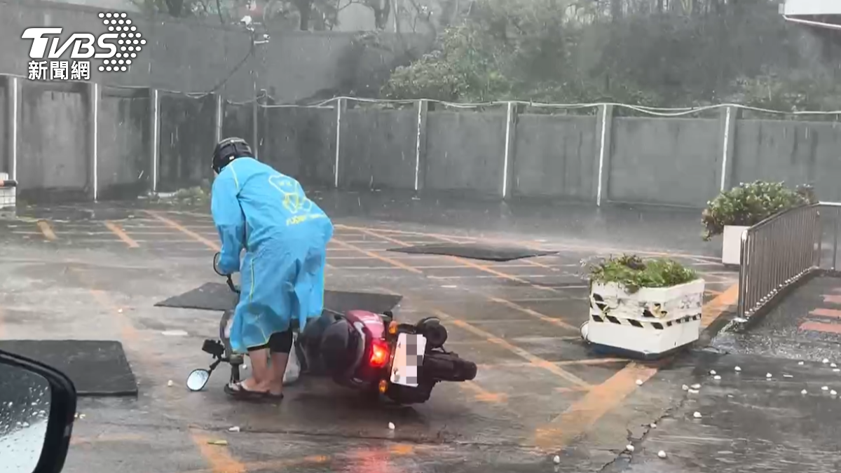 Typhoon Krathon lands in Kaohsiung, prompts land warnings (TVBS News)