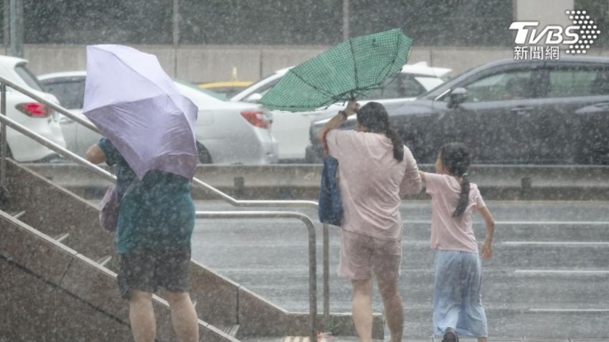 Heavy rain advisory issued for northern Taiwan areas (TVBS News)