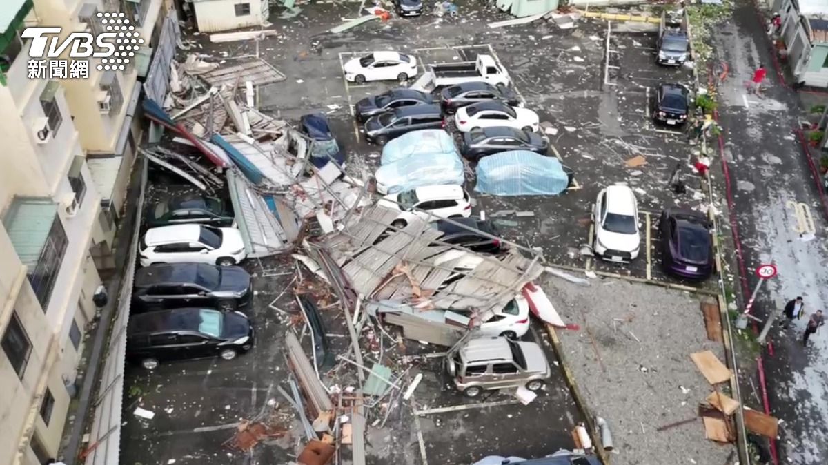 Over 7,400 incidents reported as typhoon batters Taiwan (TVBS News)