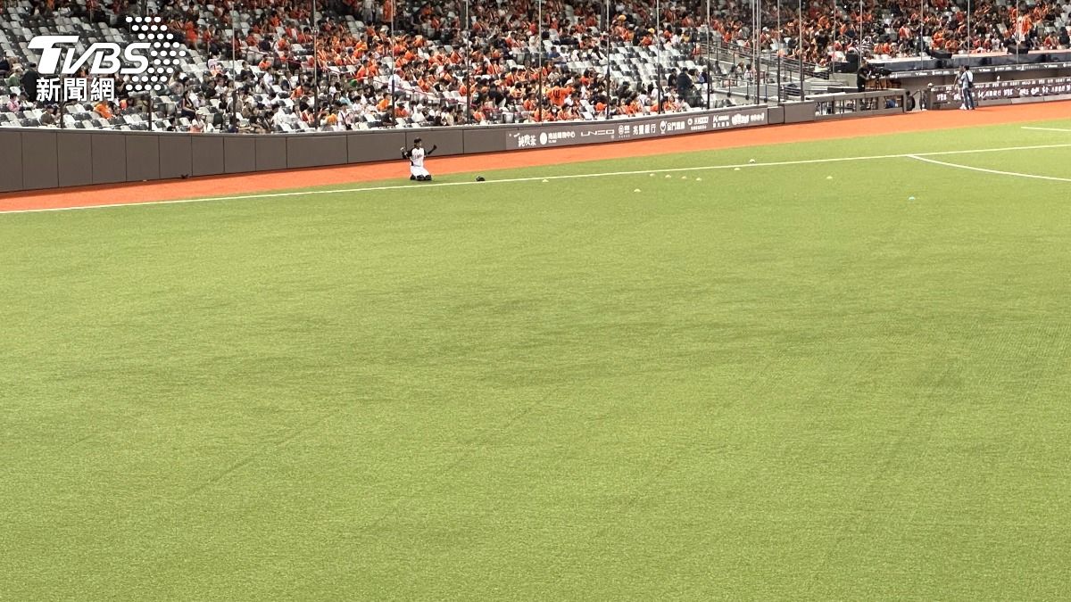Taipei mayor reassures public on dome turf concerns (TVBS News)