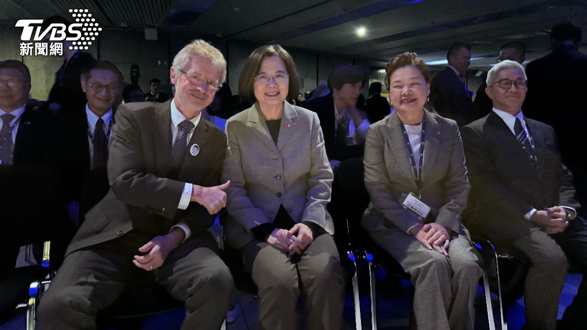 Tsai Ing-wen with Czech Senate President Miloš Vystrčil (Courtesy of CNA via TVBS News)