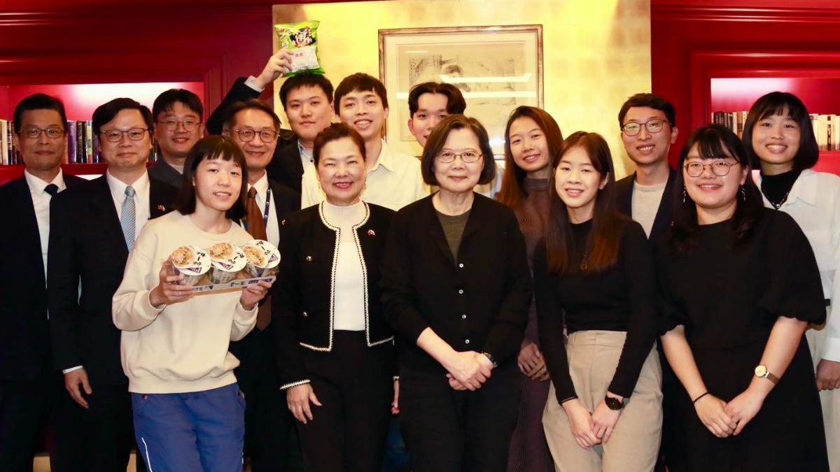 Tsai meets students in Czech Republic (Courtesy of Tsai’s FB)