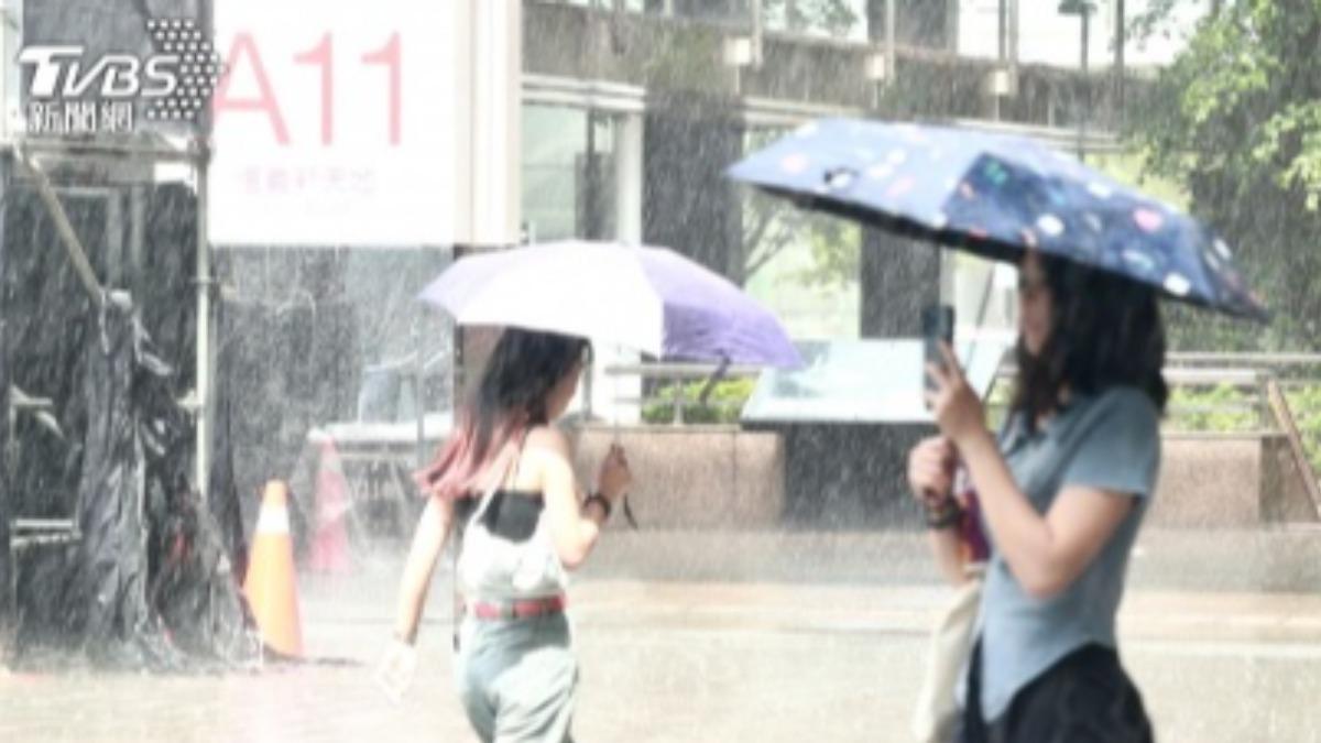 Heavy rain advisory issued in Taiwan (TVBS News)