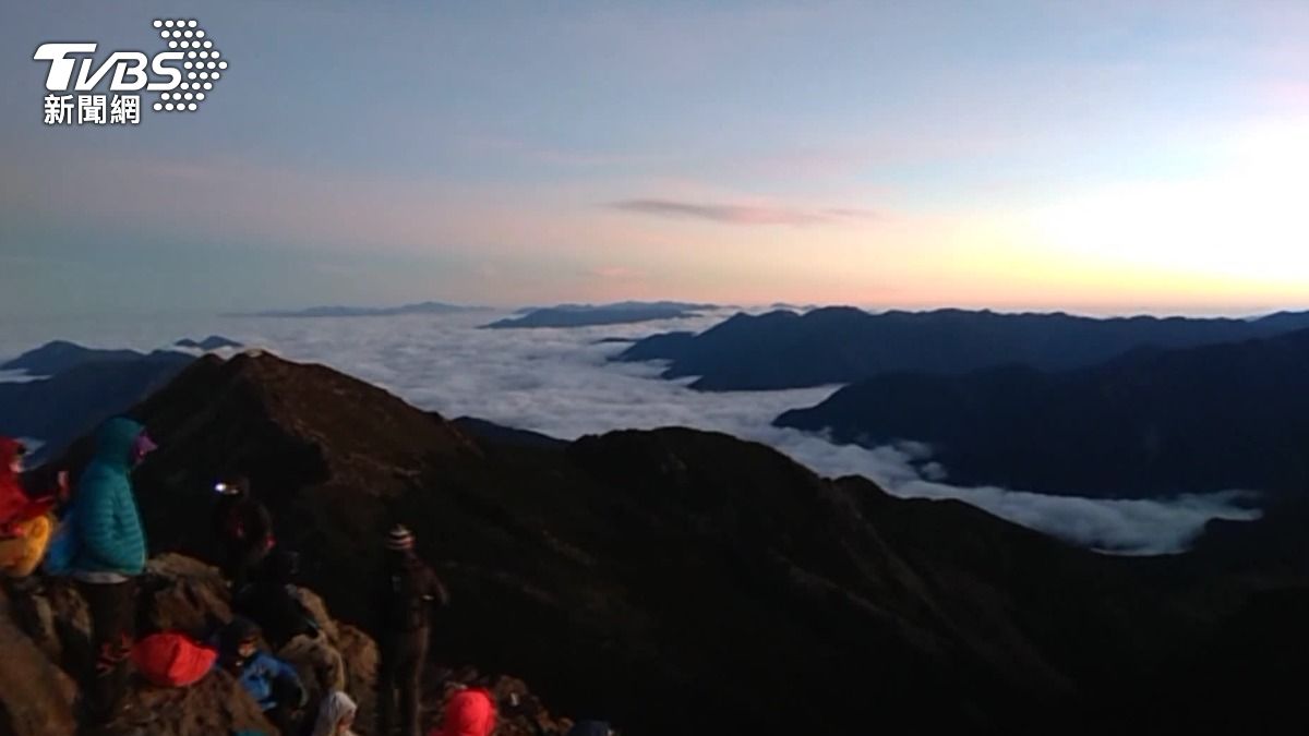 Yushan park enforces new snow season climbing rules (TVBS News)