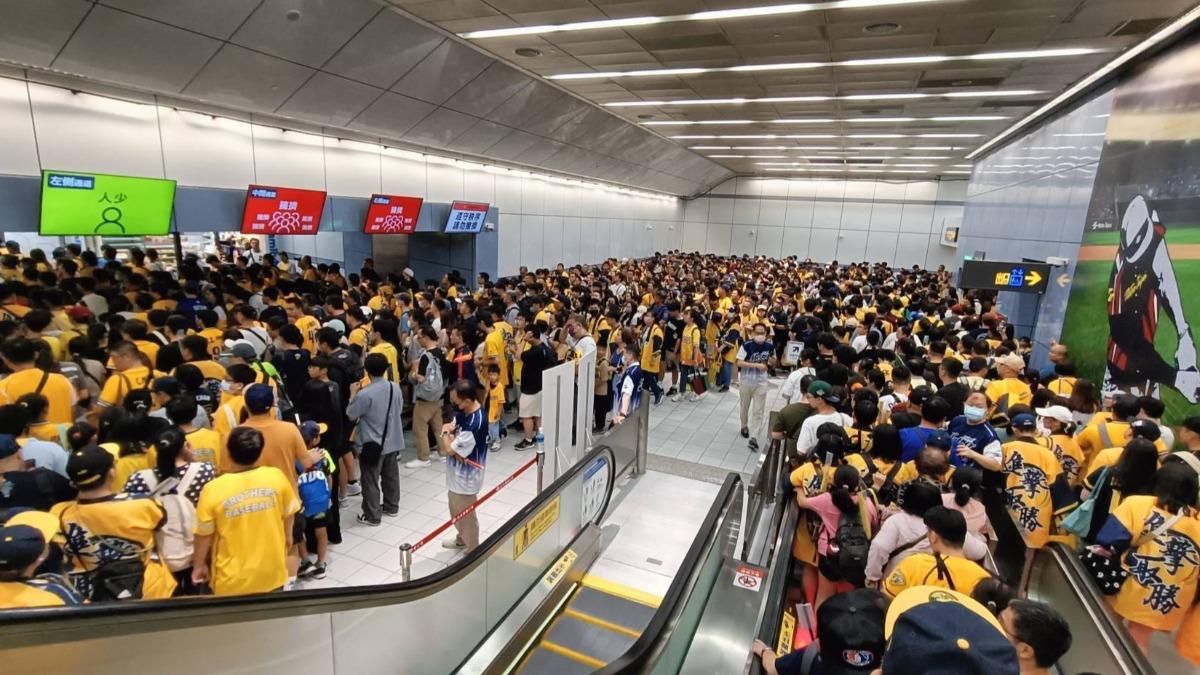 Taipei Dome evacuation tests questioned by councilors (Courtesy of Li Ming-hsien’s Facebook)