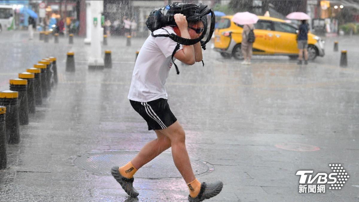 Intermittent rain hits northern Taiwan, heavy in mountains (TVBS News)