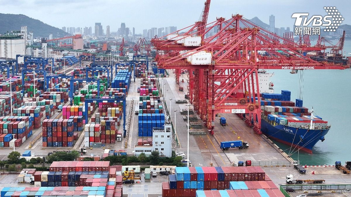 Academia Sinica downgrades Taiwan economic outlook amid global uncertainties. (TVBS News/Reuters)