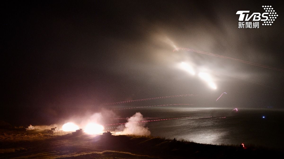 Penghu holds first night live-fire drill (TVBS News)