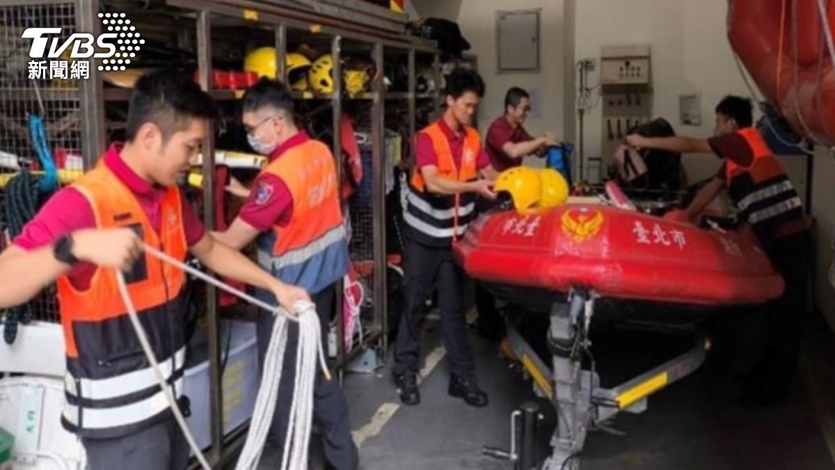 Taipei mayor urges typhoon readiness as Kong-Rey nears (TVBS News)