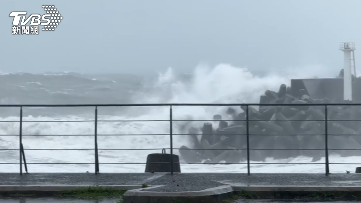 Yilan County residents evacuated amid severe flooding (TVBS News)