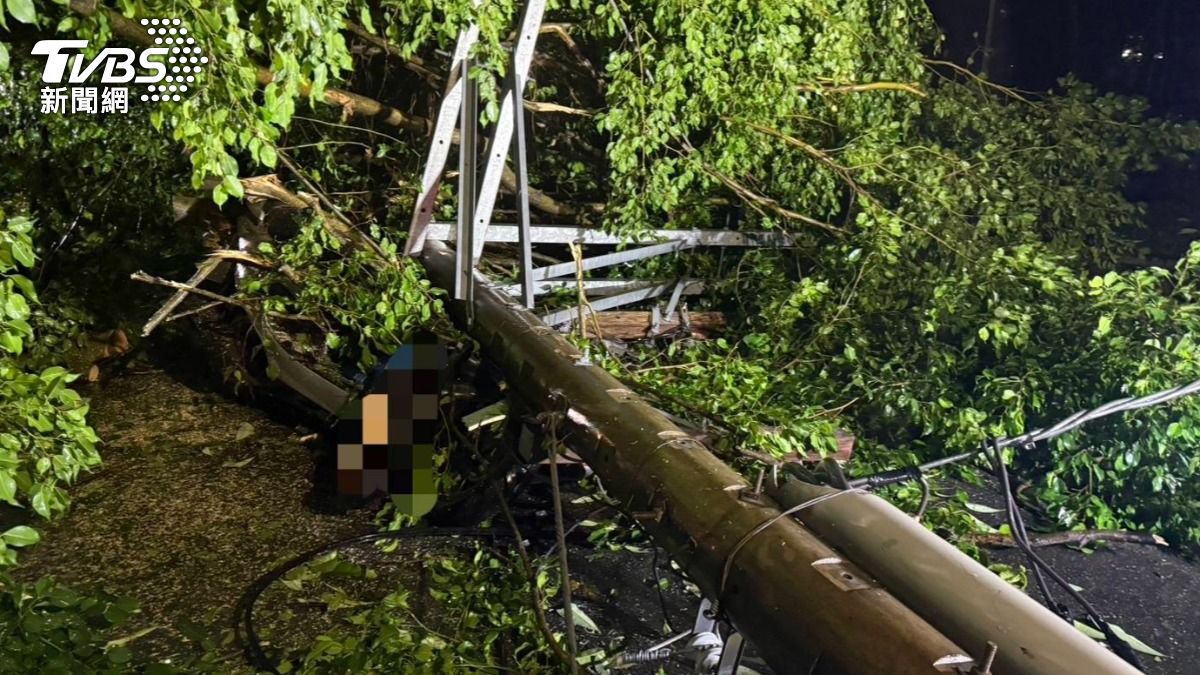 Typhoon Kong-rey leaves two dead, 515 injured in Taiwan (TVBS News)