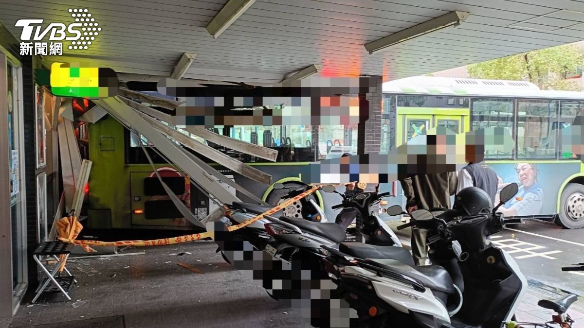 Bus crashes into Taipei store (TVBS News)