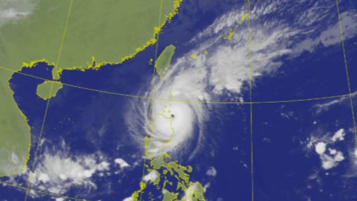 Typhoon Yinxing intensifies, heads west (Courtesy of CWA)