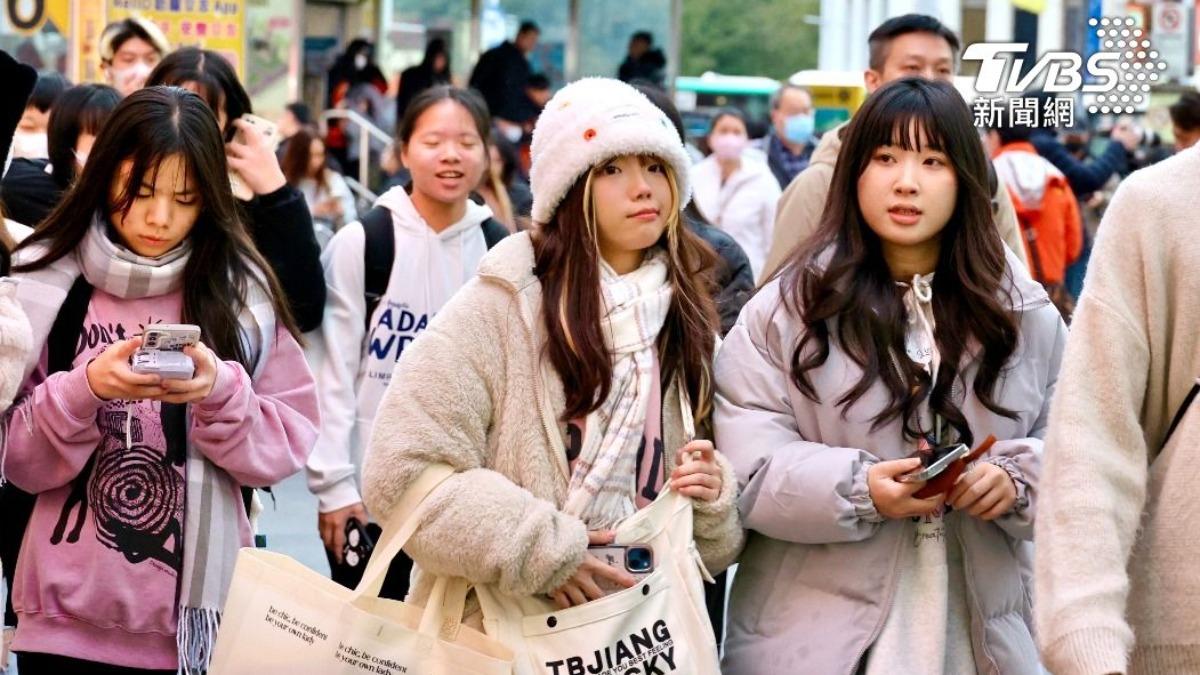 Cold spell grips Taiwan, temperatures drop to 11-13°C (TVBS News)