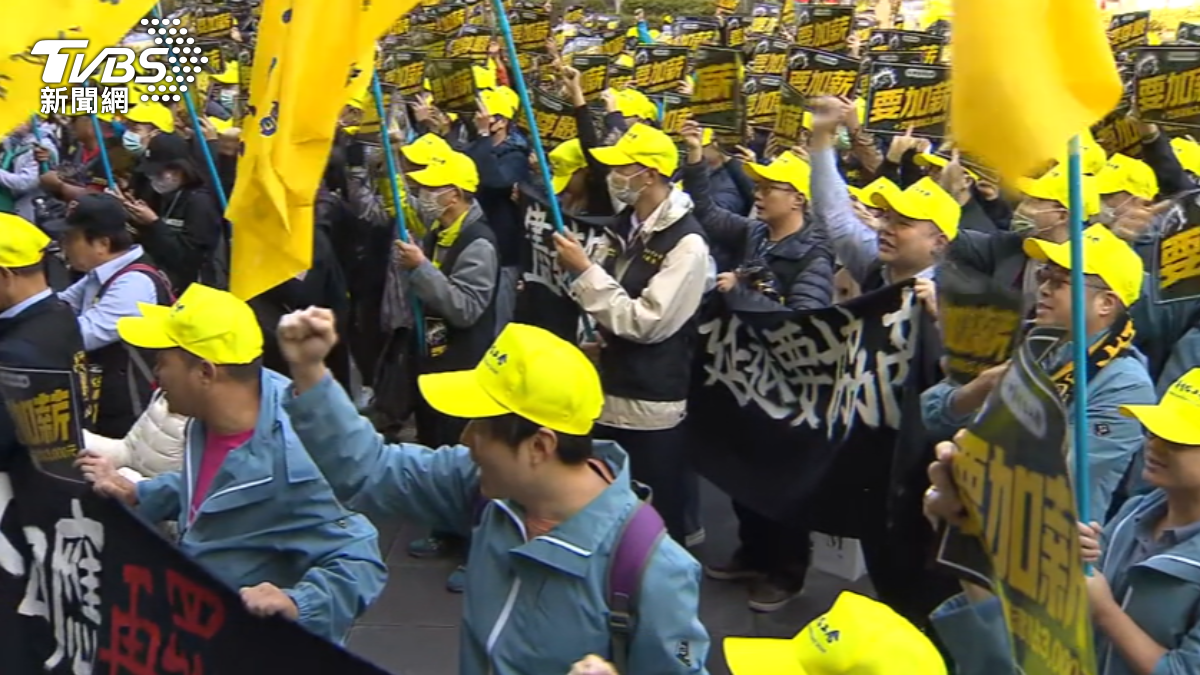 Chunghwa Telecom workers rally for wage hikes in Taipei (TVBS News)